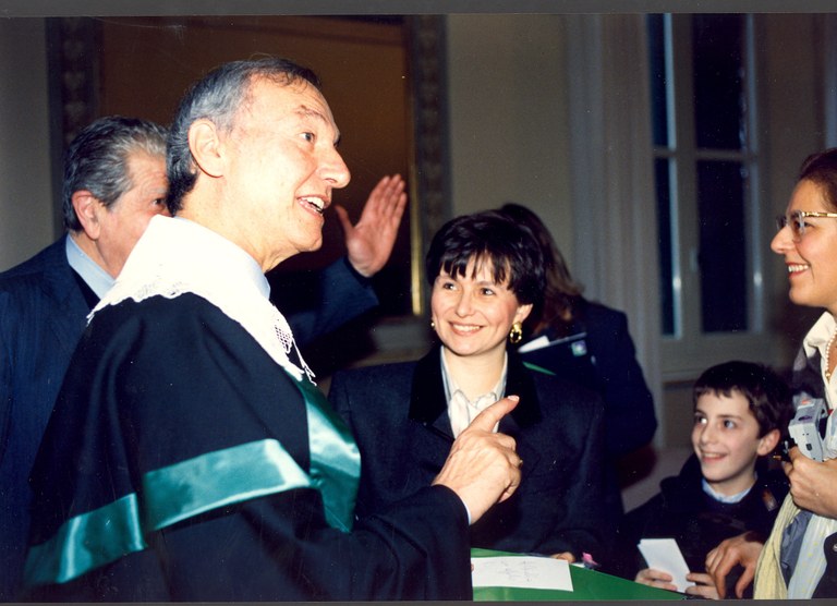 piero angela momento informale.jpg Piero Angela scherza con il personale Unife a margine della sua laurea honoris causa in Scienze Biologiche