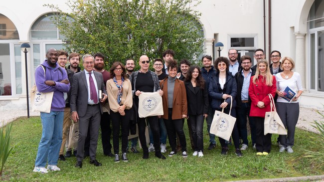 Alcuni dei giovani musicisti dell'ONJ con la Rettrice Laura Ramaciotti, la Prorettrice Evelina Lamma, il Direttore Generale Unife Marco Pisano e il maestro Pino Jodice.jpg