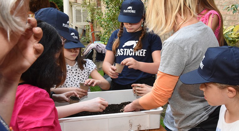 Piccoli al lavoro con i volontari Plastic Free