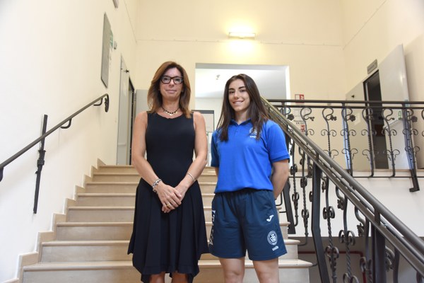L'atleta Elena Roversi con la Rettrice Unife Laura Ramaciotti L'atleta Elena Roversi con la Rettrice Unife Laura Ramaciotti