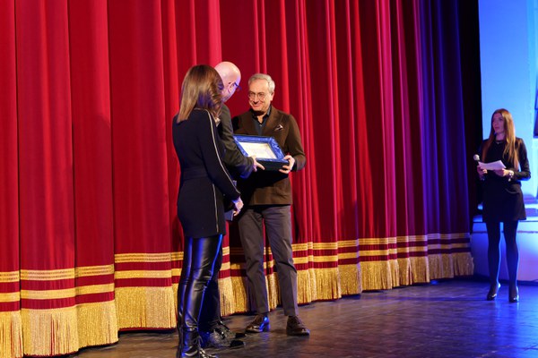 La consegna della targa La consegna della targa